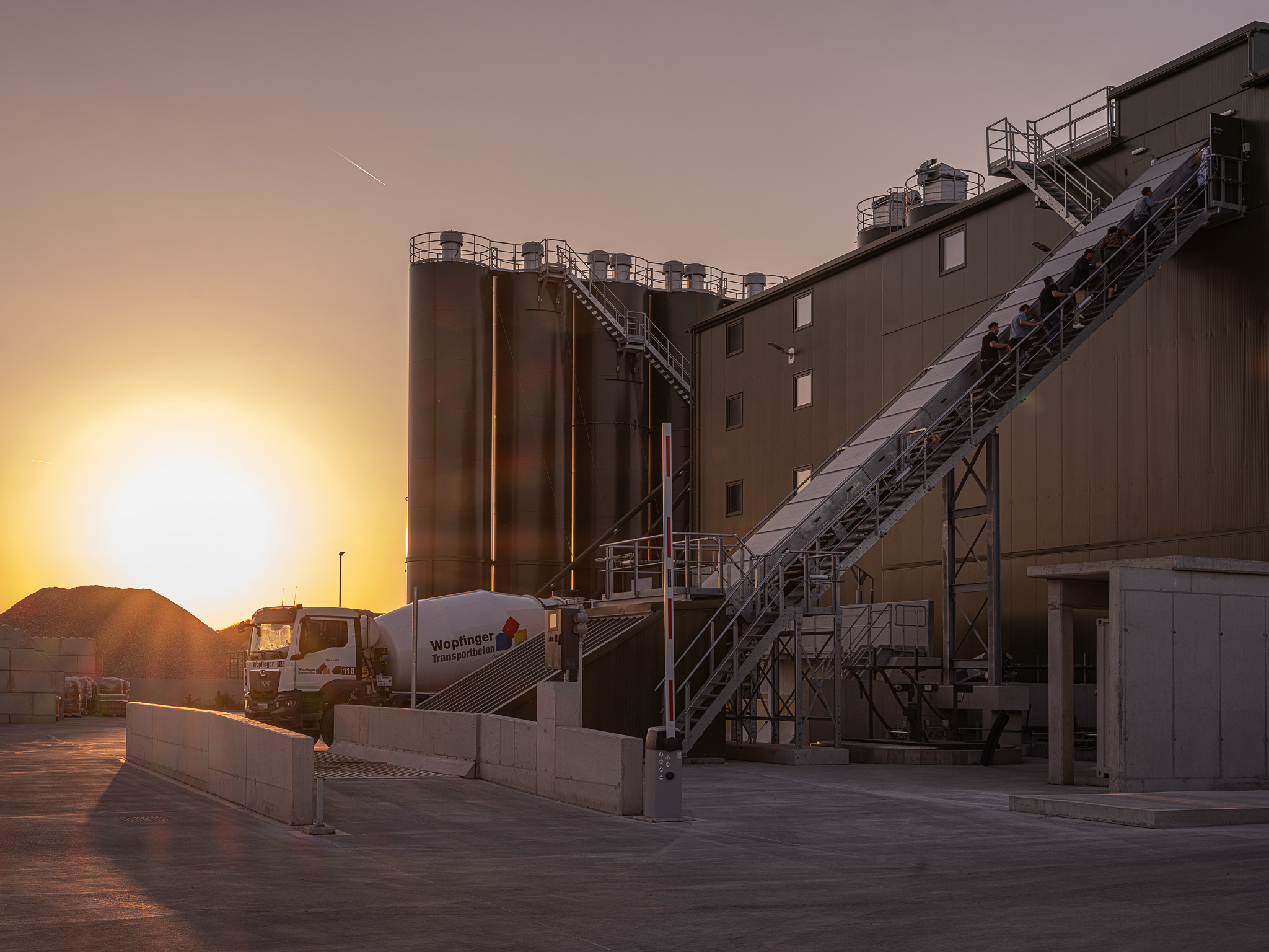 Reihenbunkeranlage Werk Wopfinger bei Abenddämmerung