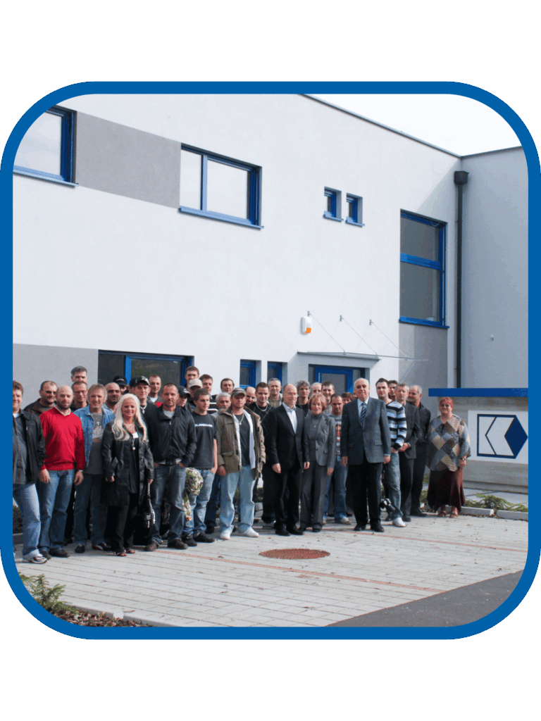Gruppenfoto vor dem neuen Kaiser Bürogebäude 2008